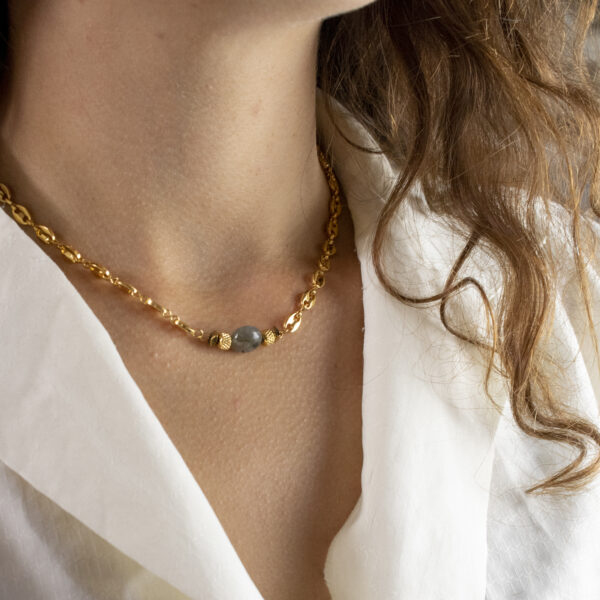 Collier en chaine maille grain de café en acier inoxydable doré et perle de labradorite