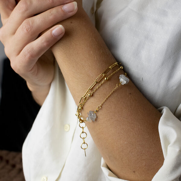 Bracelet en chaines mailles trombones et forçats en acier inoxydable avec fermoir bouée et perles de labradorite que l'on voit porté sur un poignet