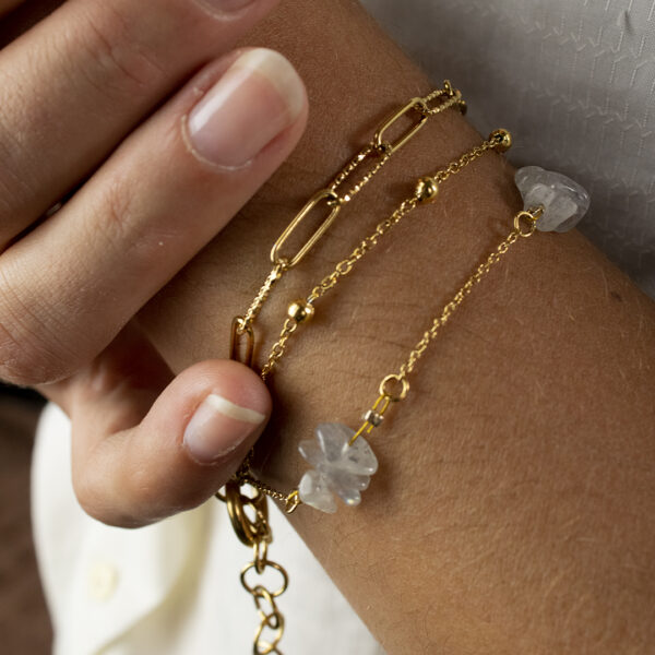 Bracelet en chaines mailles trombones et forçats en acier inoxydable avec fermoir bouée et perles de labradorite que l'on voit porté sur un poignet