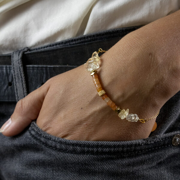 Bracelet en perles de labradorite porté sur un poignet avec la main dans la poche