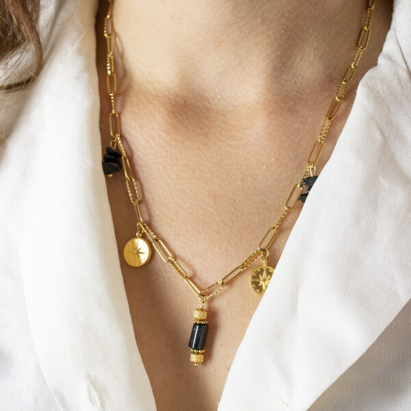 Collier en maille trombone, breloques et perles d'agate noire et tourmaline