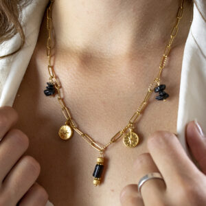 Collier en maille trombone, breloques et perles d'agate noire et tourmaline