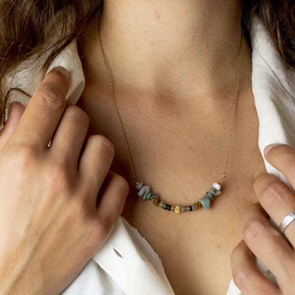 Collier avec chaine en mailles forçat en acier inoxydable doré et perles d'agate mousse et fluorite