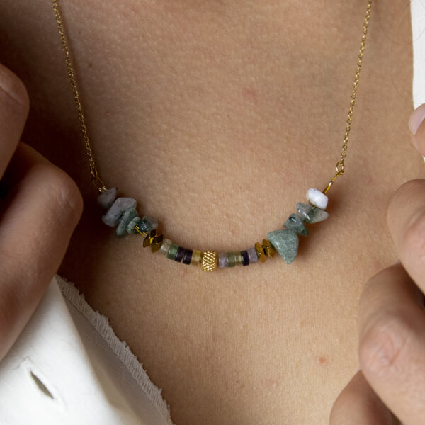 Collier avec chaine en mailles forçat en acier inoxydable doré et perles d'agate mousse et fluorite
