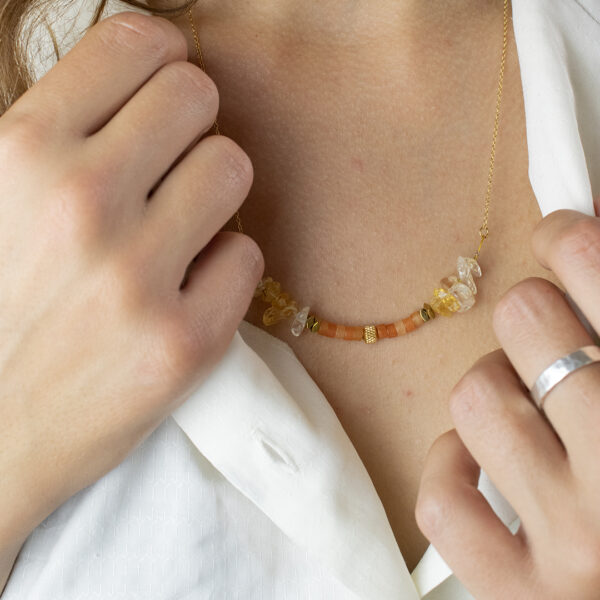 Collier avec chaine en mailles forçat en acier inoxydable doré et perles de citrine et aventurine orange