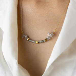 Collier avec chaine en mailles forçat en acier inoxydable doré et perles de labradorite