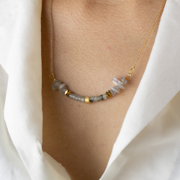 Collier avec chaine en mailles forçat en acier inoxydable doré et perles de labradorite