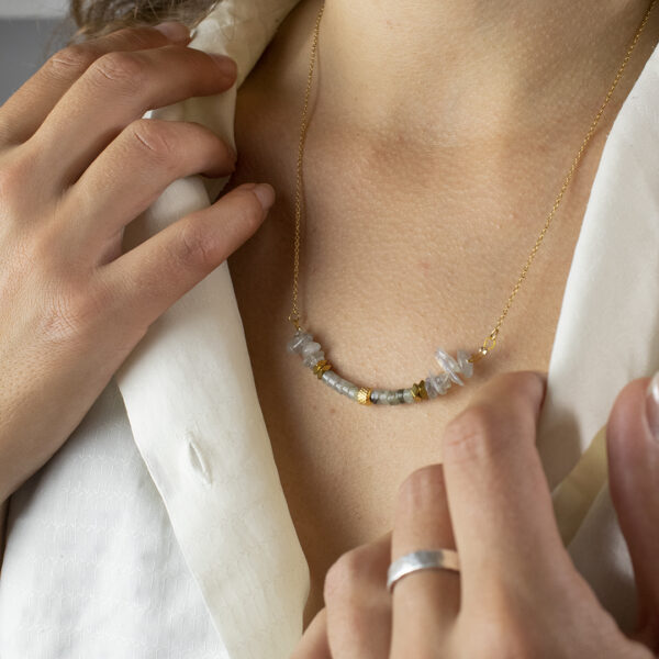 Collier avec chaine en mailles forçat en acier inoxydable doré et perles de labradorite