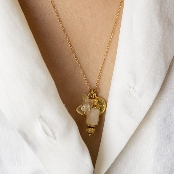 Collier avec chaine en mailles forçat en acier inoxydable doré, breloques et perles de citrine