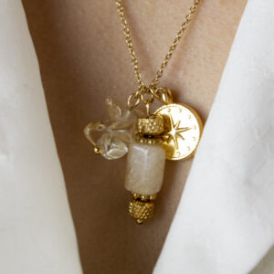 Collier avec chaine en mailles forçat en acier inoxydable doré, breloques et perles de citrine