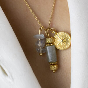 Collier avec chaine en mailles forçat en acier inoxydable doré, breloques et perles de labradorite
