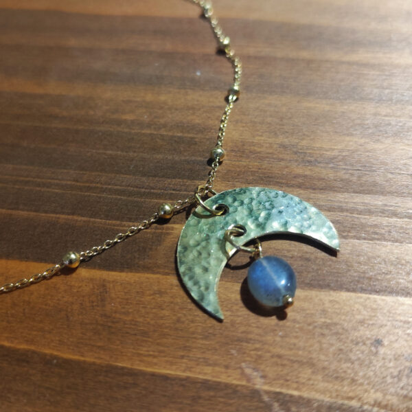 Pendentif en forme de lune en laiton martelé et perle de labradorite avec une chaine maille forçat et boules