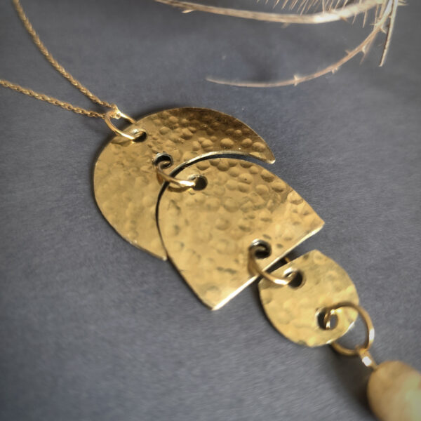 Pendentif en forme de lune en laiton martelé et perle de citrine