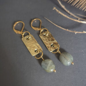 Paire de boucles d'oreilles rectangulaires en laiton martelé et perles de labradorite