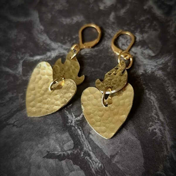Paire de boucles d'oreilles en forme de coeur avec flammes en laiton martelé