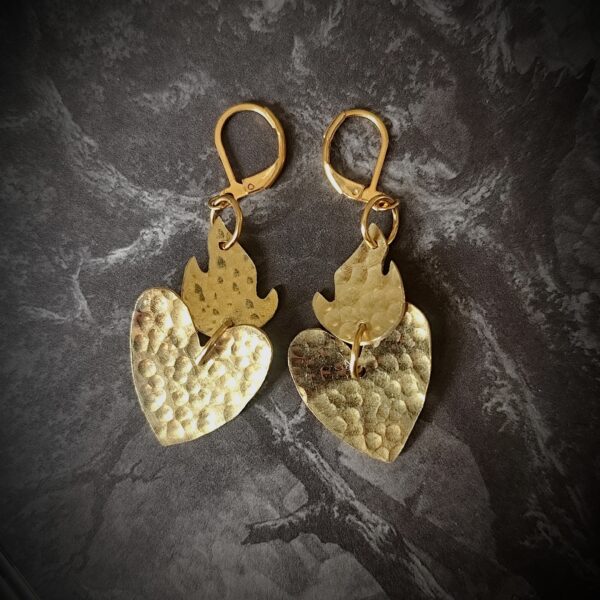 Paire de boucles d'oreilles en forme de coeur avec flammes en laiton martelé