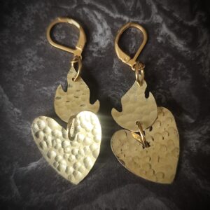 Paire de boucles d'oreilles en forme de coeur avec flammes en laiton martelé