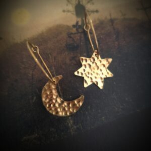 Paire de boucles d'oreilles déparayées en forme de lune et d'étoile en laiton martelé