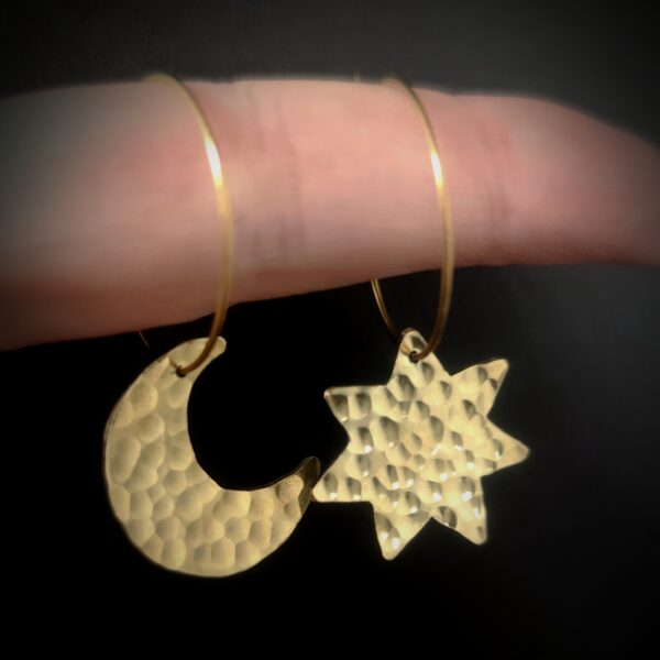 Paire de boucles d'oreilles déparayées en forme de lune et d'étoile en laiton martelé