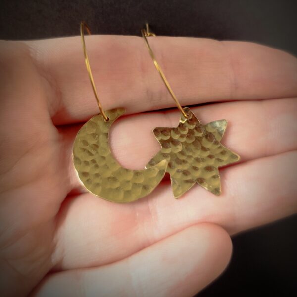 Paire de boucles d'oreilles déparayées en forme de lune et d'étoile en laiton martelé
