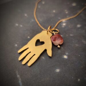 Pendentif en forme de main avec un coeur à l'intérieur, en laiton avec sa perle d'Agate Crazy Lace