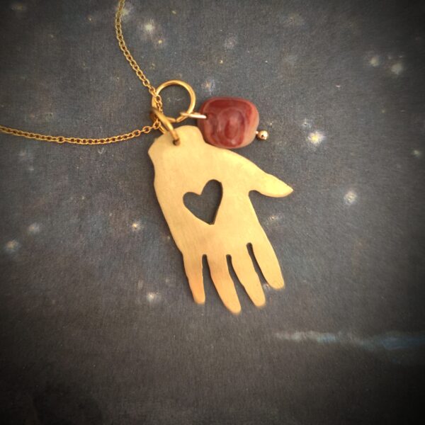 Pendentif en forme de main avec un coeur à l'intérieur, en laiton avec sa perle d'Agate Crazy Lace