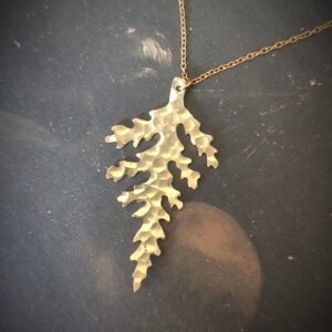 Pendentif en forme de fougère en laiton martelé