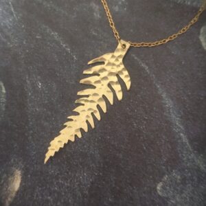Pendentif en forme de fougère en laiton martelé