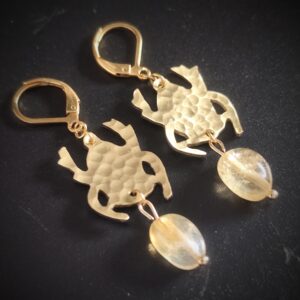 Boucles d'oreilles en forme de scarabée en laiton martelé et perle en citrine