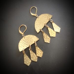 Boucles d'oreilles avec arc de cercle et pampilles en laiton martelé