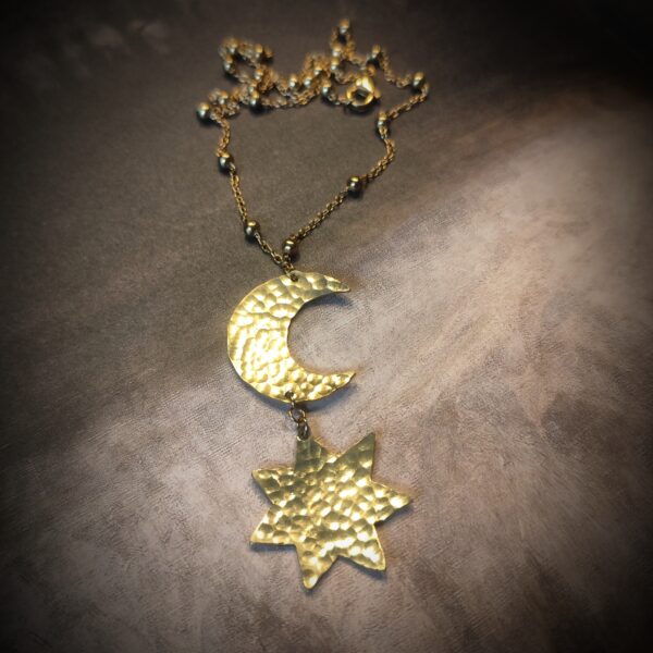 Pendentif en forme d'étoile sous une lune en laiton martelé avec chaine boules.