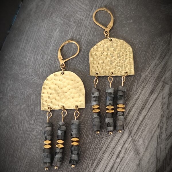 Boucles d'oreilles en forme d'arc de cercle en laiton martelé et pampille en perles heishi de larvikite et d'hématite doré.