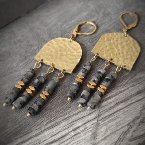 Boucles d'oreilles en forme d'arc de cercle en laiton martelé et pampille en perles heishi de larvikite et d'hématite doré.