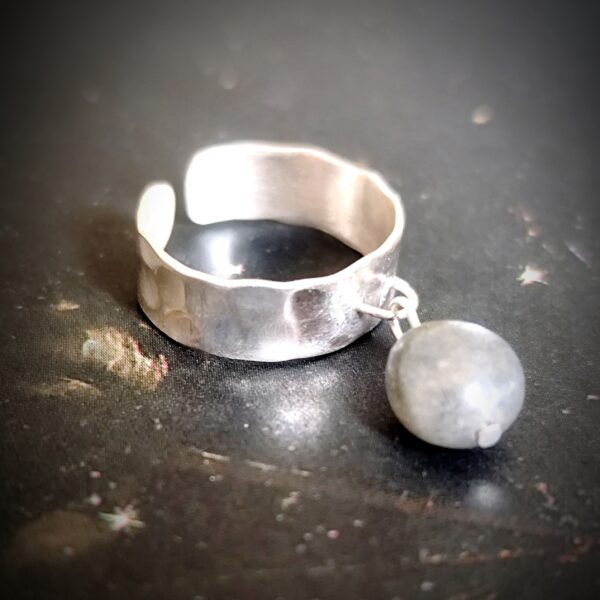 Bague en argent martelé à la main et pampille en labradorite.