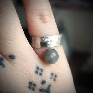Bague en argent martelé à la main et pampille en labradorite.