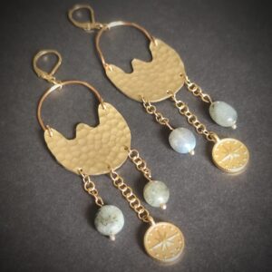 Boucles d'oreilles en laiton martelé, perles de labradorite et breloque boussole.
