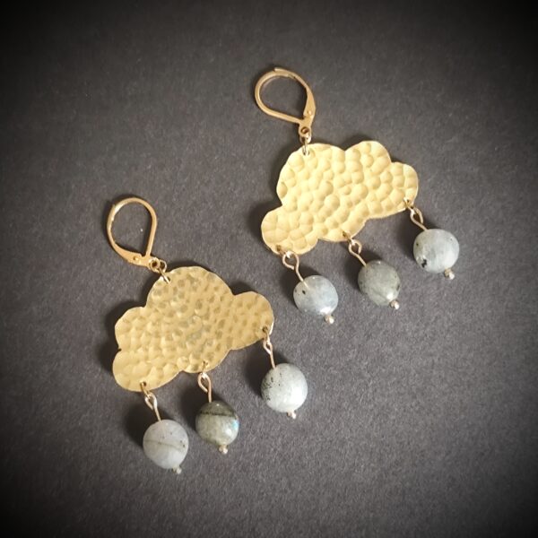Boucles d'oreilles en forme de nuage en laiton martelé et gouttes en perles de labradorite