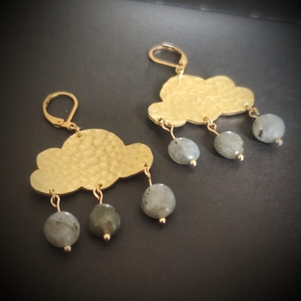 Boucles d'oreilles en forme de nuage en laiton martelé et gouttes en perles de labradorite