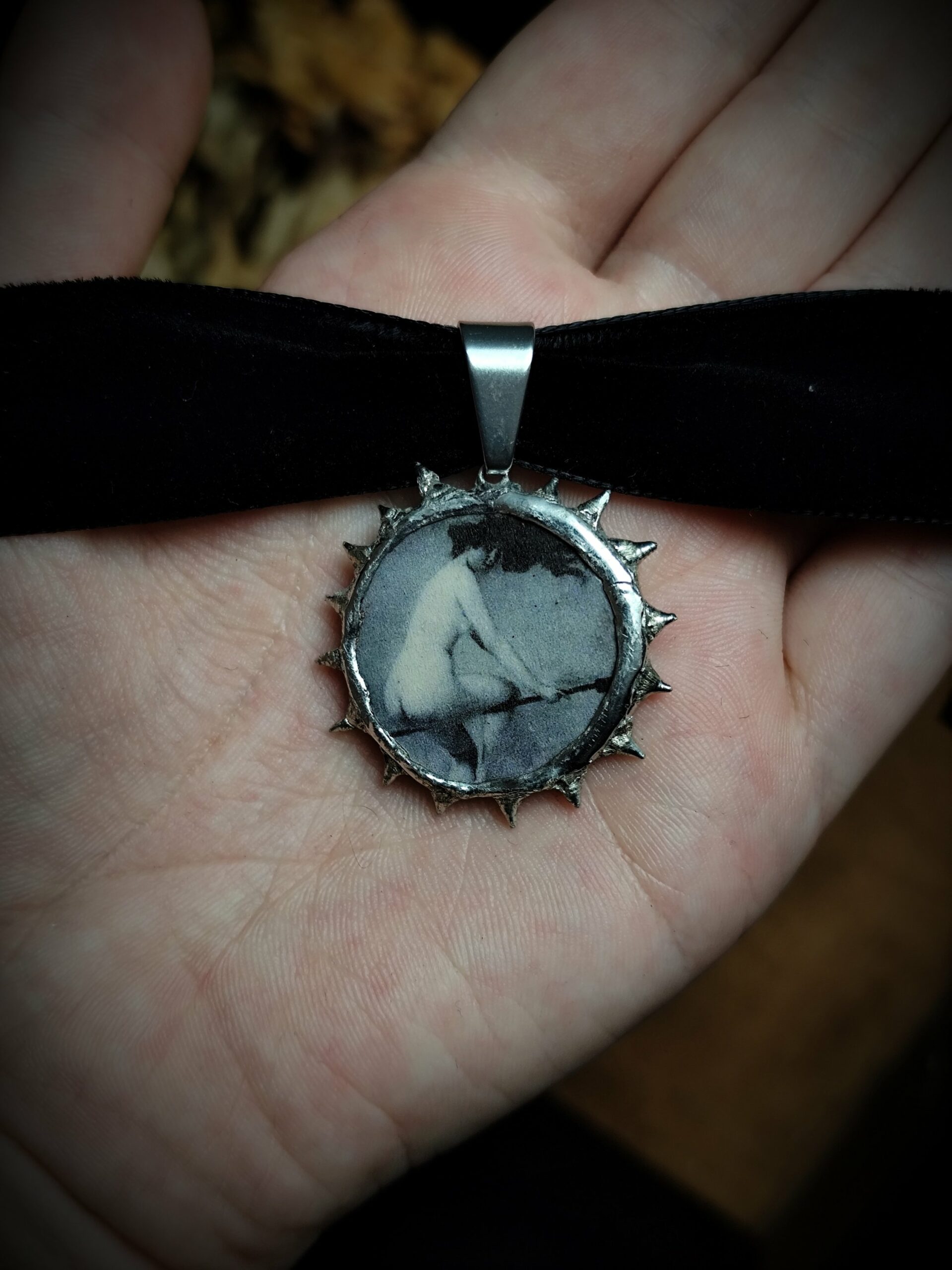 Collier "Départ pour le Sabbat" - Collection "Sorcières" – Image 4