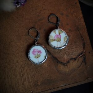 Boucles d'oreilles fleuries roses rondes - Collection "Fleurs Sauvées"