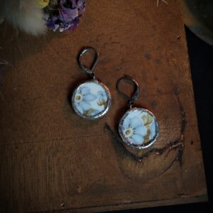 Boucles d'oreilles fleuries bleues rondes - Collection "Fleurs Sauvées"