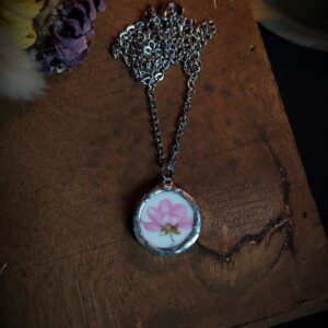 Collier rond fleuri rose - Collection "Fleurs Sauvées"