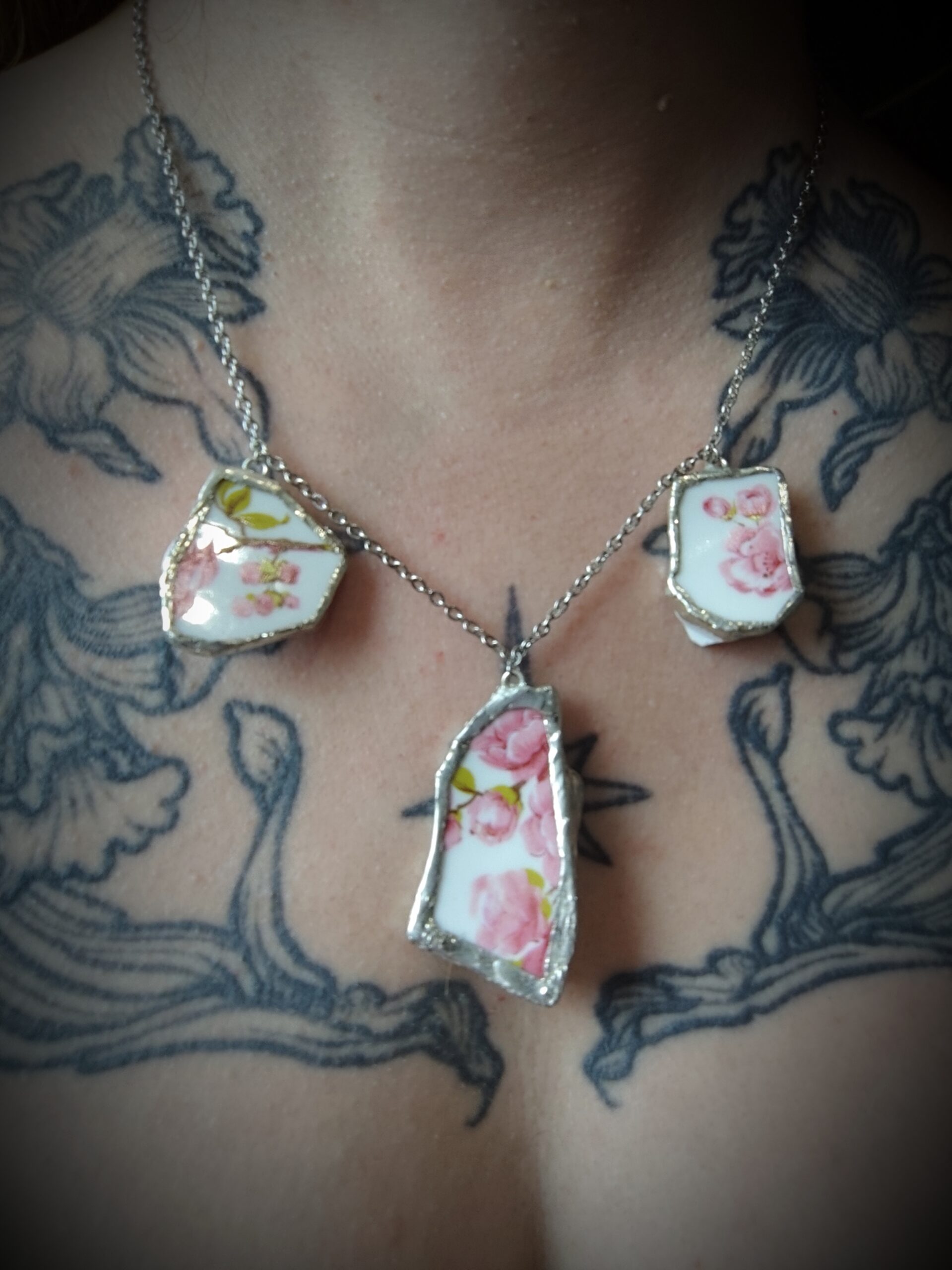 Collier triple fleuri rose - Collection "Fleurs Sauvées" – Image 9