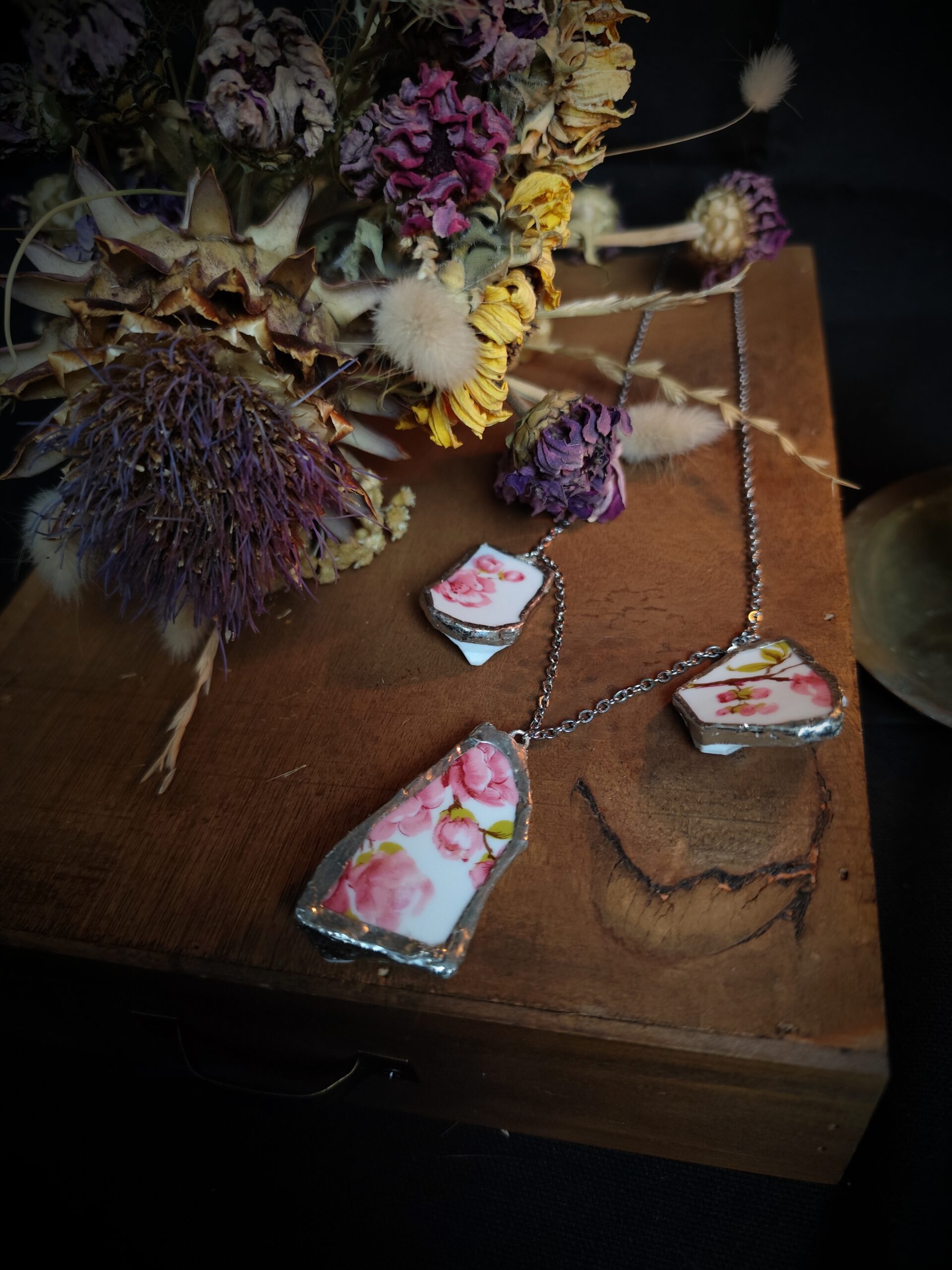 Collier triple fleuri rose - Collection "Fleurs Sauvées" – Image 5