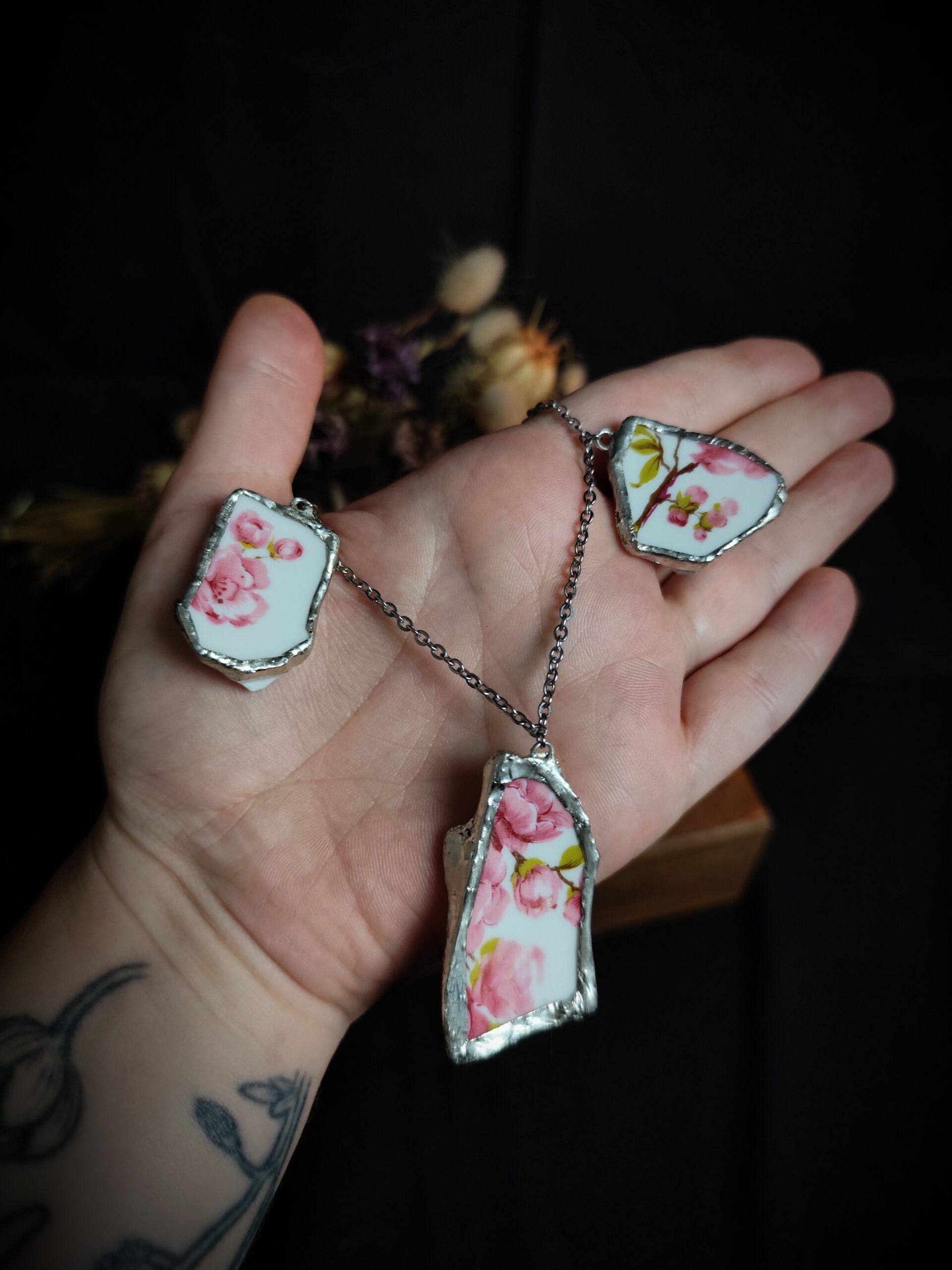Collier triple fleuri rose - Collection "Fleurs Sauvées" – Image 6
